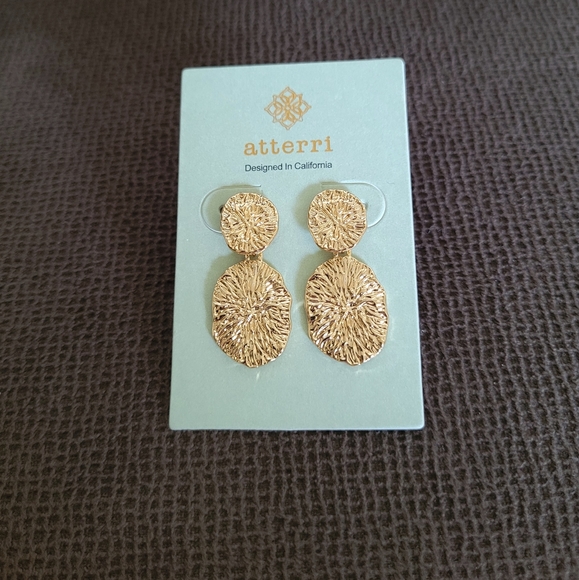 Atterri🛬 Texured Gold💛 Plated Earrings - Picture 10 of 14